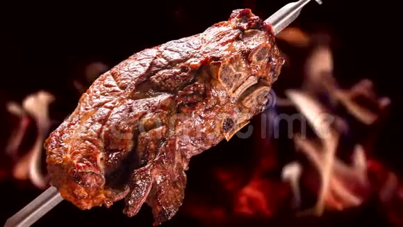 排骨传统巴西烤肉搭配火背景视频的预览图