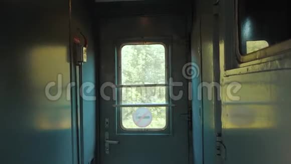 大厅走廊内铁路列车车窗灯从车窗上亮出生活方式乘坐火车旅行的概念视频的预览图