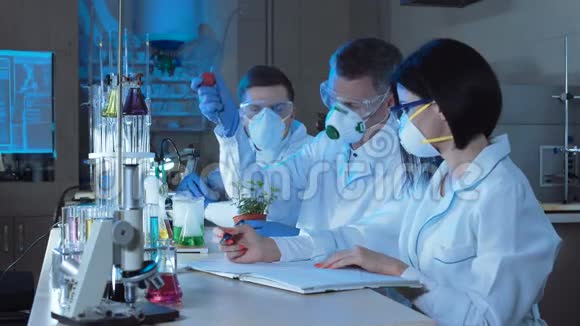 人们在植物中滴化学物质视频的预览图