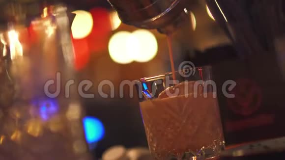 鸡尾酒从摇床倒入玻璃杯视频的预览图