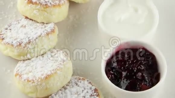 奶酪薄饼和酸奶油和果酱视频的预览图