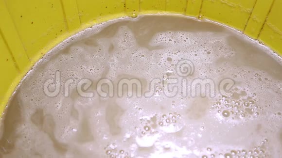 湿式和干式吸尘器水箱中的脏水视频的预览图