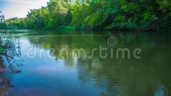 河自然晴天假期旅行时间视频的预览图