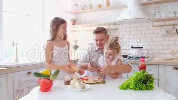 父亲和女儿在厨房里玩得开心视频的预览图