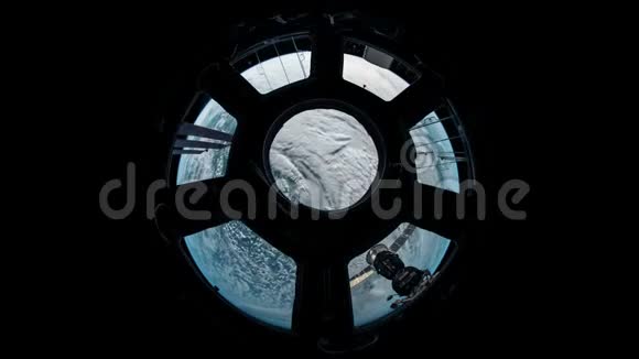 从国际空间站上看到地球地球穿过国际空间站的舷窗这段视频的元素由美国宇航局提供视频的预览图