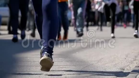 腿部人群和运动员跑步者沿着城市的道路奔跑视频的预览图