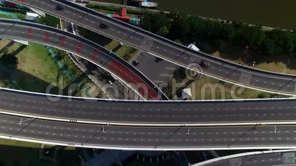 复杂公路立交桥的空中景观视频的预览图