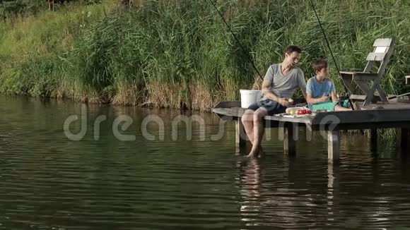 父子俩一起在湖边钓鱼视频的预览图