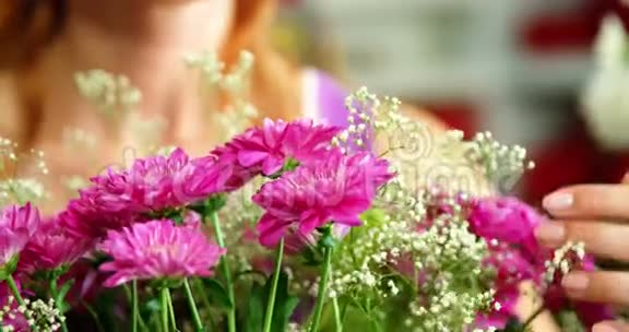 女花匠裱花花束视频的预览图