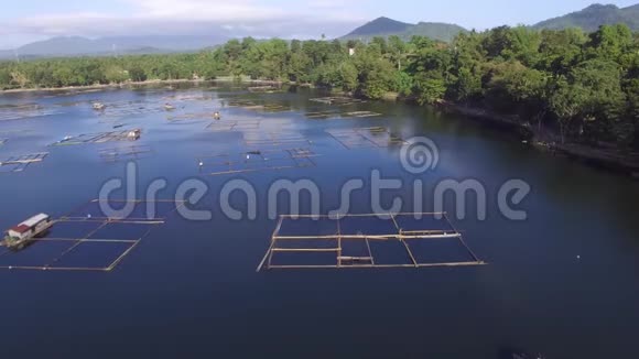 湖中建鱼笼和棚屋无人机视频的预览图