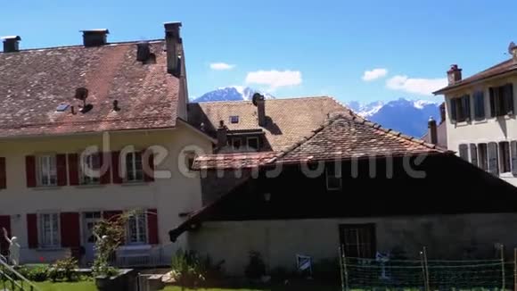 在蒙特勒的瑞士房屋和阿尔卑斯山的移动山火车的窗口视图瑞士视频的预览图