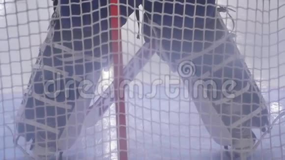 曲棍球守门员站在大门前冰场的装备上视频的预览图