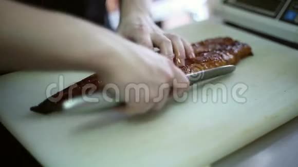 厨师切了一刀熏鱼片视频的预览图