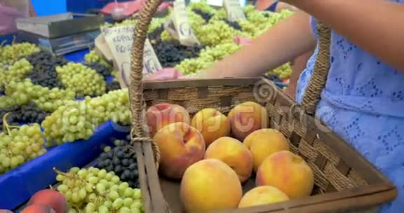 卖葡萄和桃子的女人视频的预览图