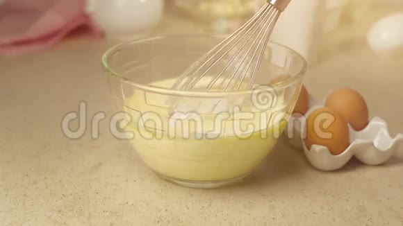 用糖和奶油吹着蛋黄视频的预览图