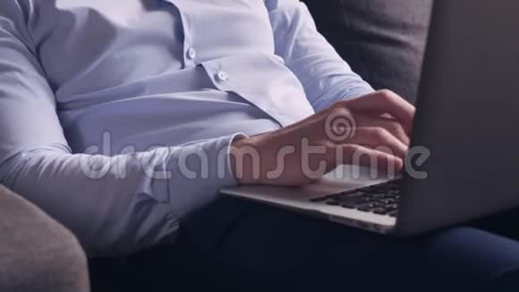 人在平板电脑上上网视频的预览图