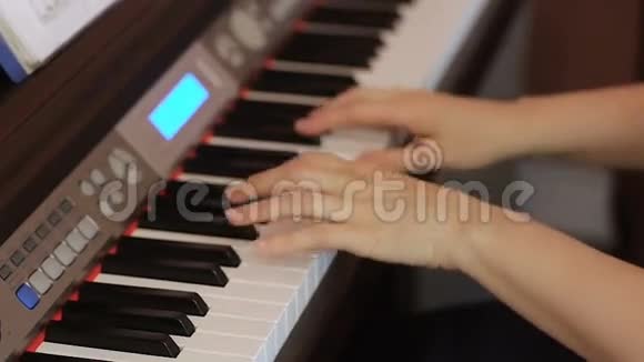 两只手在一架漂亮的大钢琴上弹奏一首温柔的曲子视频的预览图