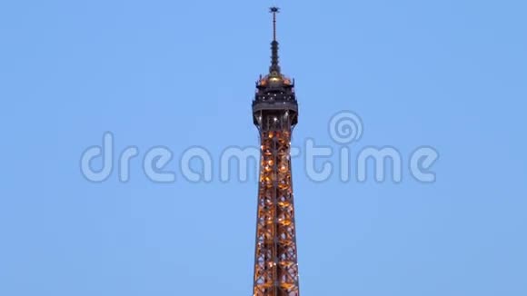 法国巴黎2015年6月8日埃菲尔铁塔晚上罗兰加罗斯立式平底锅视频的预览图