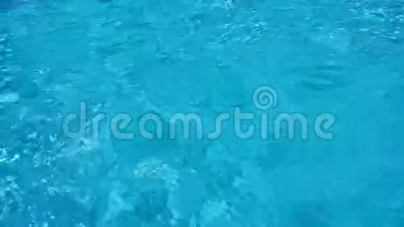 游泳池里蓝水荡漾的背景4K视频的预览图