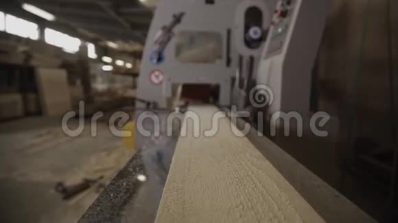制造家具的木工机器上的照相机视频的预览图
