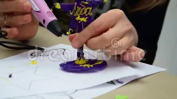 女人教孩子用3D笔视频的预览图