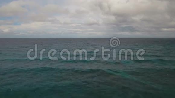 暴风雨天气的水面鸟瞰图菲律宾长滩岛视频的预览图