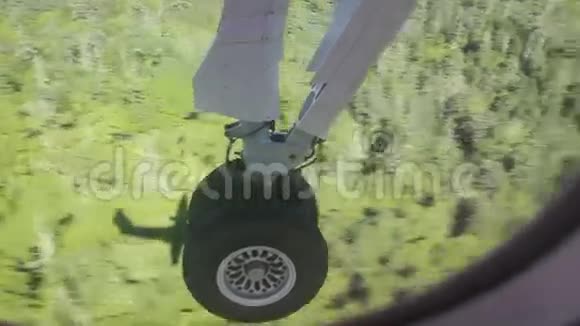 从飞机窗口到飞机底盘的视野在着陆时视频的预览图