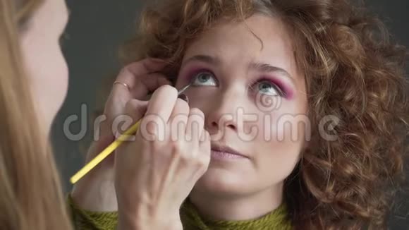 化妆师职业化妆年轻女子视频的预览图