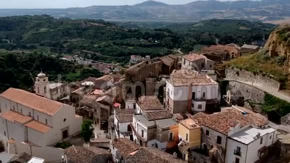 意大利Basilicata地区Dursi老城的空中全景视频的预览图