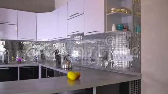 现代厨房明亮的内部视频的预览图