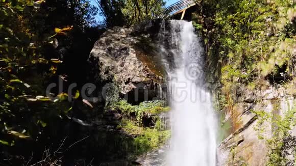 秋天的Makhuntseti瀑布跌水撞击岩石视频的预览图