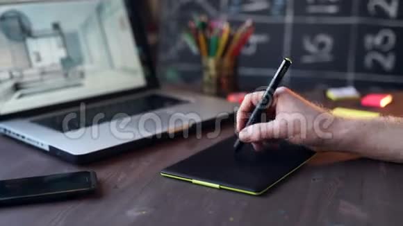 创意商人在办公室使用笔记本电脑时在平板电脑上写作视频的预览图