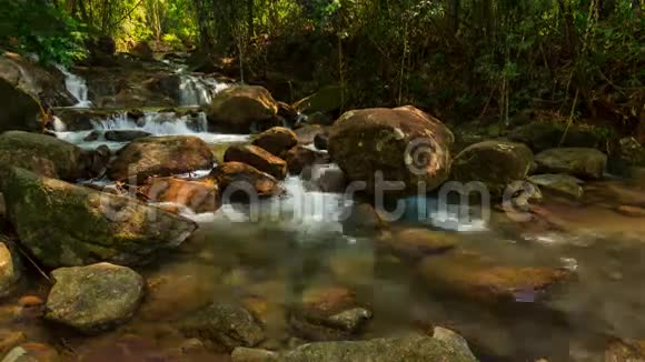 泰国国家公园美丽的克鲁特瀑布时代视频的预览图