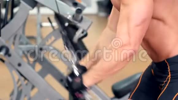 肌肉运动员做体重的侧视视频的预览图