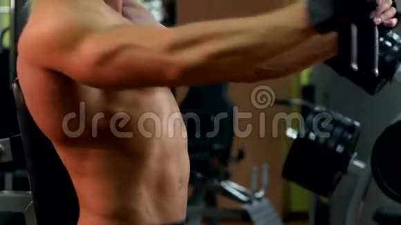 时髦的肌肉男在健身房锻炼双手视频的预览图