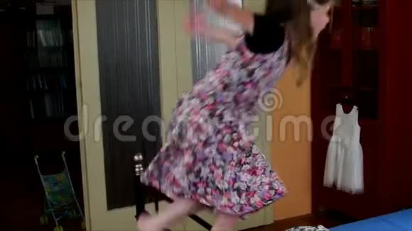 可爱的小女孩在床上跳舞儿童概念视频的预览图