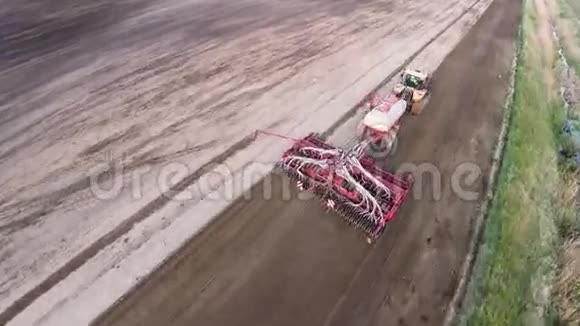 拖拉机现场空中摄影视频的预览图