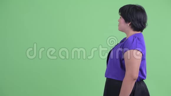 快乐年轻超重的亚洲女人微笑的轮廓视频的预览图