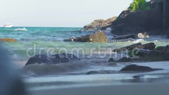海水在热带岛屿的岩石海滩上飞溅海浪拍打着海岸美丽的大海视频的预览图