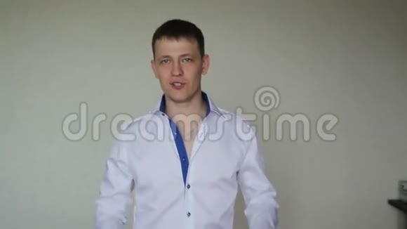 一个年轻人扣他的衬衫视频的预览图