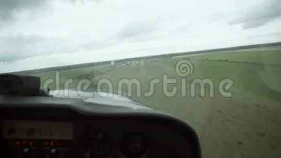 飞机从机舱着陆视频的预览图