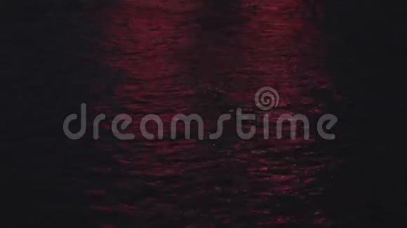 水上的红色倒影视频的预览图