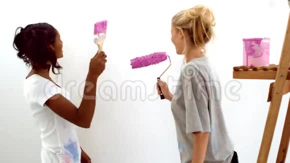 两个女人在白墙上画画视频的预览图