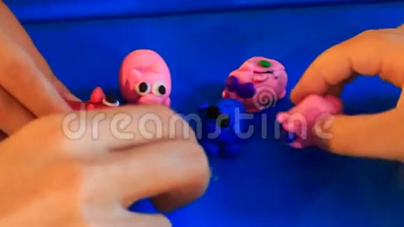 特写孩子们玩造型塑料彩色玩具猪视频的预览图