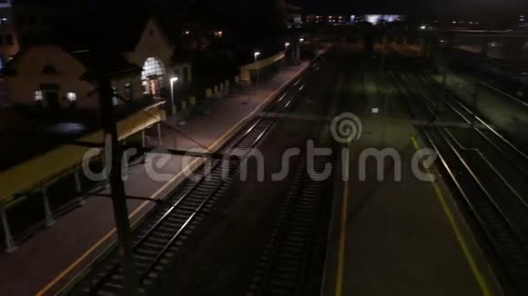 晚上火车站4KUHD视频的预览图