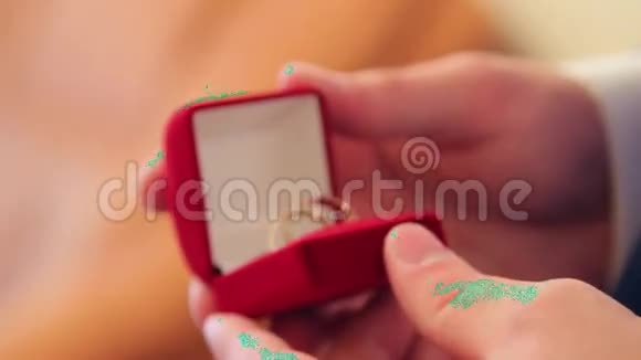 男性手打开结婚戒指的封闭式盒子视频的预览图