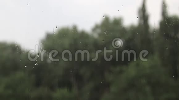 雨水从玻璃上流下来视频的预览图