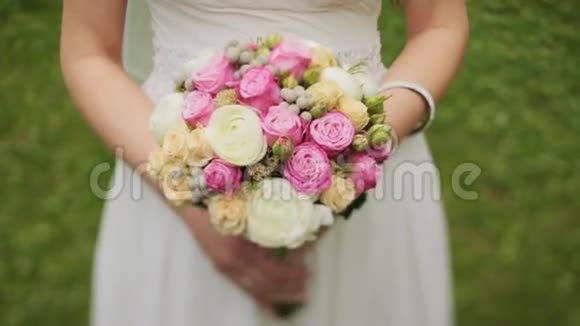 美丽的新娘嗅着花儿的气息视频的预览图