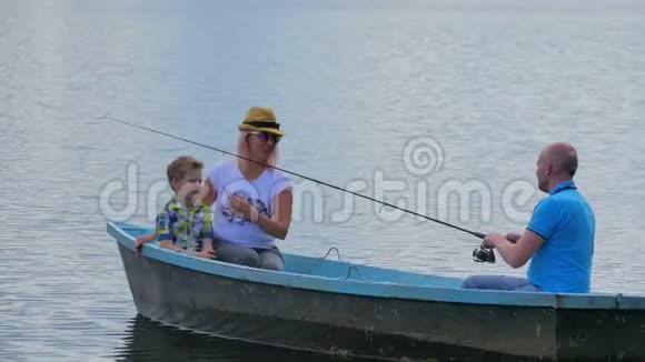 父亲和家人在河边钓鱼视频的预览图