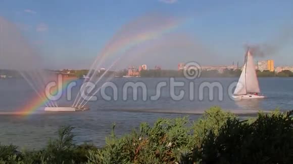 彩虹越过喷泉和帆船视频的预览图